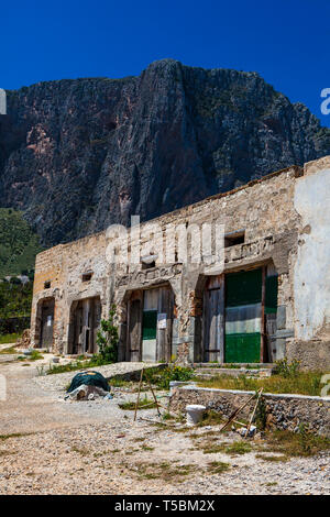 Tonnara del Secco, di San Vito Lo Capo, einer zerstörten ehemaligen Thunfischfang und Verarbeitung Fabrik in Sizilien, zurückgehend bis 1412. Sie geschlossen in 1965. Stockfoto