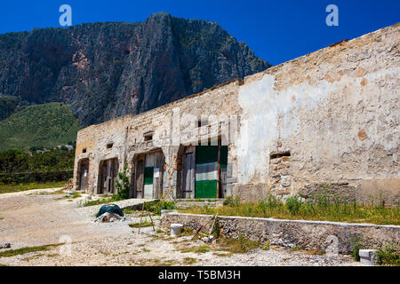 Tonnara del Secco, di San Vito Lo Capo, einer zerstörten ehemaligen Thunfischfang und Verarbeitung Fabrik in Sizilien, zurückgehend bis 1412. Sie geschlossen in 1965. Stockfoto