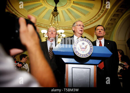 Der Minderheitenführer des Senats Mitch McConnel (R-Ky) spricht in den Medien über den Vorschlag der so genannten "Sechserbande" während der laufenden Verschuldung im Juli 2011. Hinter McConnel stehen US-Senator Lamar Alexander (R-TN) und US-Senator John Barasso (R-Wy) Stockfoto