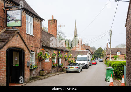 Ein Blick auf die Hauptstraße im Dorf Shifnal in der Landschaft von Shropshire in Großbritannien. Stockfoto