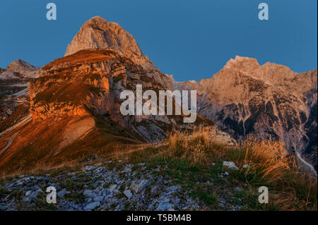Schönen Berg sunrise Leuchten in den Alpen Stockfoto