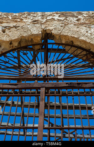 Tonnara del Secco, di San Vito Lo Capo, einer zerstörten ehemaligen Thunfischfang und Verarbeitung Fabrik in Sizilien, zurückgehend bis 1412. Sie geschlossen in 1965. Stockfoto