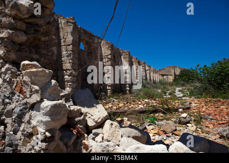 Tonnara del Secco, di San Vito Lo Capo, einer zerstörten ehemaligen Thunfischfang und Verarbeitung Fabrik in Sizilien, zurückgehend bis 1412. Sie geschlossen in 1965. Stockfoto