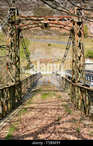 Alte Hängebrücke über den Fluss Elan bei Elan Valley, Powys, Wales Stockfoto