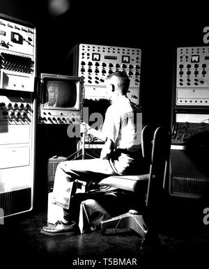 Foto der NASA-Ingenieur Richard E. Tag mit General Electric Differential Analyzer in der dynamischen Stabilität und Analyse Zweigniederlassung in die naca High-Speed Flight Station (HSFS), der Edwards Air Force Base, Kalifornien, 3. März 1955. Mit freundlicher Genehmigung der Nationalen Luft- und Raumfahrtbehörde (NASA). () Stockfoto