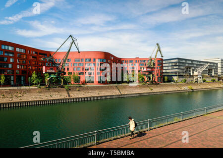 Duisburg, Ruhrgebiet, Nordrhein-Westfalen, Deutschland - Innenhafen Duisburg mit dem Wave-förmigen Gebäude des Staatsarchivs North Rhine-Westphali Stockfoto