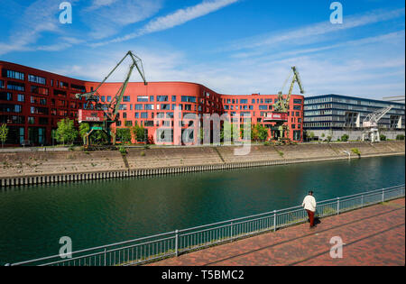 Duisburg, Ruhrgebiet, Nordrhein-Westfalen, Deutschland - Innenhafen Duisburg mit dem Wave-förmigen Gebäude der Staatlichen Archive Norden Rhine-Westphal Stockfoto