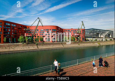 Duisburg, Ruhrgebiet, Nordrhein-Westfalen, Deutschland - Innenhafen Duisburg mit dem Wave-förmigen Gebäude der Staatlichen Archive Norden Rhine-Westphal Stockfoto