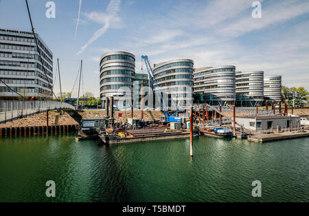 Duisburg, Ruhrgebiet, Nordrhein-Westfalen, Deutschland - Innenhafen Duisburg mit dem Bürogebäude fünf Boote und Yacht Hafen im Hafen der Stadt Stockfoto