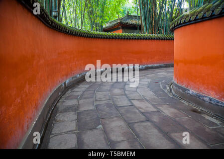 Der Öldurchgang zwischen der roten Wänden von Bambus, Chengdu, China umgeben. Stockfoto