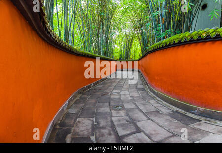 Der Öldurchgang zwischen der roten Wänden von Bambus, Chengdu, China umgeben. Stockfoto