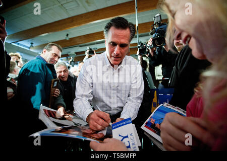 Präsidentschaftskandidat Mitt Romney (R) Zeichen sein Autogramm auf Bilder und Plakate an eine Kampagne stop in Salem. Stockfoto