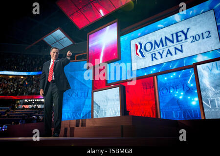 Präsidentschaftskandidat Mitt Romney (R-Ut) hält seine Dankesrede nach der Nominierung als republikanischer Kandidat für uns Präsident bei der Republican National Convention in Tampa. Stockfoto