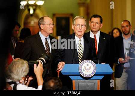 Der Minderheitenführer des Senats Mitch McConnel (R-Ky) spricht in den Medien über den Vorschlag der so genannten "Sechserbande" während der laufenden Verschuldung im Juli 2011. Hinter McConnel stehen US-Senator Lamar Alexander (R-TN) und US-Senator John Barasso (R-Wy) Stockfoto