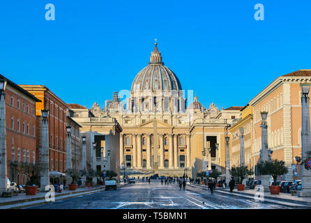 Der Basilika St. Peter von der Via Della Conciliazione Stockfoto