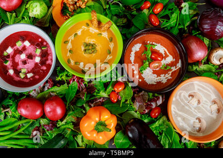 Satz von Suppen aus der weltweiten Küche, gesundes Essen. Rahm Suppe mit Pilzen, Tomaten rote Suppe, Brokkoli Suppe, Kürbis creme Suppe, Ansicht von oben Stockfoto