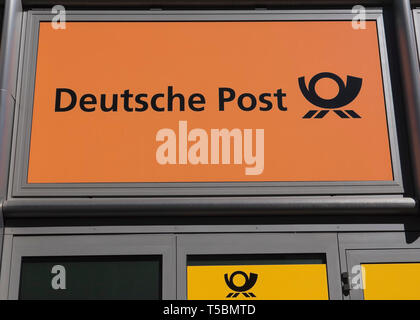 Schild am Eingang von einer Filiale der Deutschen Post, Postbank, DHL in Berlin, Deutschland Stockfoto