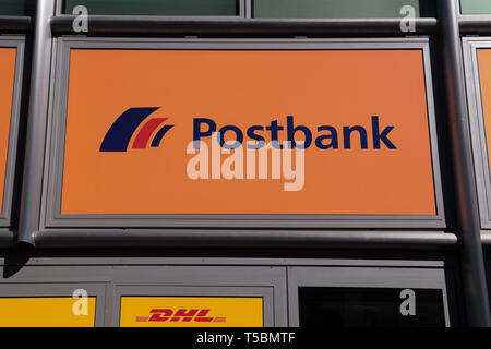 Schild am Eingang von einer Filiale der Deutschen Post, Postbank, DHL in Berlin, Deutschland Stockfoto