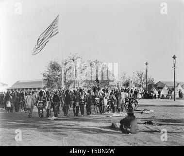 Ghost Dance, Cheyennes und Arapahoes im Kreis um Fahnenmast, indische Kongress der Transport und internationale Ausstellung, von Adolph F. Muir, F.A. Rinehart, 1898 Stockfoto