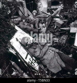 Us-Soldaten unter den Trümmern des Gebäudes, mit Soldat Festlegung auf der Plank im Vordergrund, Westwall, Rhoney Tal, deutsche Front, Toni Frissell, Office of War Information, Februar 1945 Ruhend Stockfoto