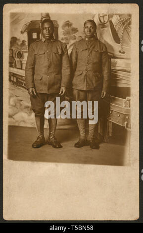 In voller Länge Porträt von zwei afrikanischen amerikanischen Weltkrieg Infanterie Soldaten, William A. Gladstone Sammlung von afrikanischen amerikanischen Fotografien, 1917-18 Stockfoto