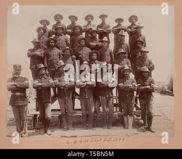 Gruppenbild der afrikanischen amerikanischen Soldaten in Co.E, 9 United States Freiwillige Infanterie, die im Spanisch-Amerikanischen Krieg gekämpft, durch L. Leland Barton, 1899 Stockfoto