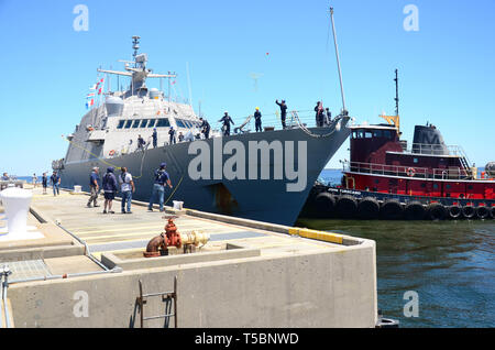 PENSACOLA, Fla. (April 22, 2019) - dem Littoral Combat Ship USS Sioux City (LCS 11) kommt beim Naval Air Station (NAS) Pensacola der Allegheny Pier, 22. April für eine regelmäßig geplante Hafen besuchen. Der LCS ist eine schnelle, agile, mission Plattform, die in der Nähe von Off-shore-Umgebungen ausgerichtet sind, während in der Lage, offene Ozean tasking und gegen 21 st win-Jahrhundert Küsten Bedrohungen wie U-Boote, Minen und Schärmen kleine Handwerksbetriebe. (US Navy Foto von Michael O'Connor/Freigegeben) Stockfoto