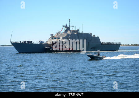 PENSACOLA, Florida-dem Littoral Combat Ship USS Sioux City (LCS 11) bereitet in Naval Air Station (NAS) Pensacola der Allegheny Pier, 22. April für eine regelmäßig geplante Hafen besuchen zu ziehen. Der LCS ist eine schnelle, agile, mission Plattform, die in der Nähe von Off-shore-Umgebungen ausgerichtet sind, während in der Lage, offene Ozean tasking und gegen 21 st win-Jahrhundert Küsten Bedrohungen wie U-Boote, Minen und Schärmen kleine Handwerksbetriebe. (US Navy Foto von Michael O'Connor/Freigegeben) Stockfoto