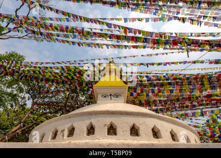 Buddhistische Stupa und viele Gebetsfahnen während einer teilweise bewölkt Frühling Morgen am Monkey Tempel (Swayambhunath Tempel) in Kathmandu, Nepal Stockfoto