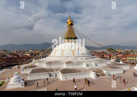 BAUDDHA, Nepal - April 1, 2019: Boudhanath Stupa auf einem teils bedeckt Frühling Nachmittag von einem Restaurant Terrasse aus gesehen Stockfoto