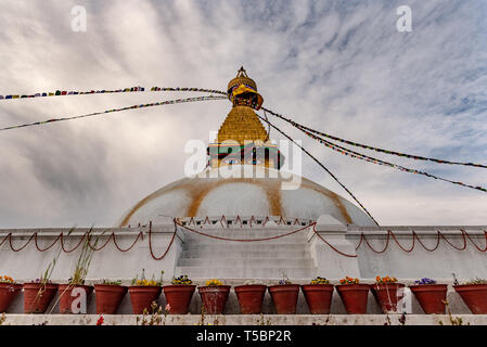 Nahaufnahme der Boudhanath Stupa auf einem teils bedeckt Frühling Nachmittag von bellow, Bauddha, Nepal gesehen Stockfoto