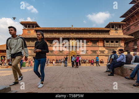 Kathmandu, Patan, Nepal - April 3, 2019: Passanten vor dem Hauptgebäude der Königspalast von Patan auf dem Durbar Square Stockfoto