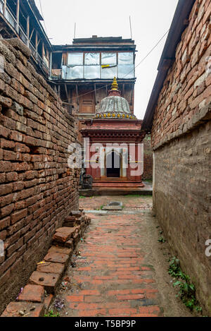 Kleine verziert Rot Tempel während einer teilweise sonnigen Morgen im historischen Zentrum von Bhaktapur, Nepal genommen Stockfoto