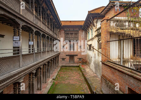 Eine der Innenhof der 55 Fenster Palast im historischen Zentrum von Bhaktapur, Nepal entfernt Stockfoto