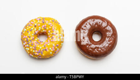 Zwei donuts Schokolade und Vanille auf weiße Farbe, Hintergrund, oben Nähe zu sehen. Stockfoto