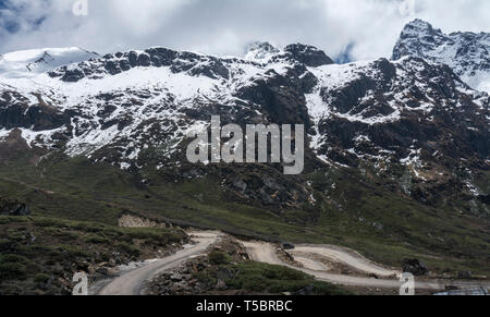 Langen gewundenen High pass Straßen enroute Nullpunkt Yumthang Tal, Sikkim, Indien Stockfoto