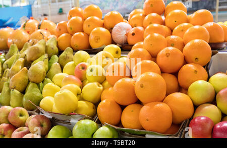 Hellen Hintergrund der frischen Früchte. Orangen, Äpfel, Birnen liegen in die Fächer, die in der Markt- und Aufmerksamkeit. Stockfoto