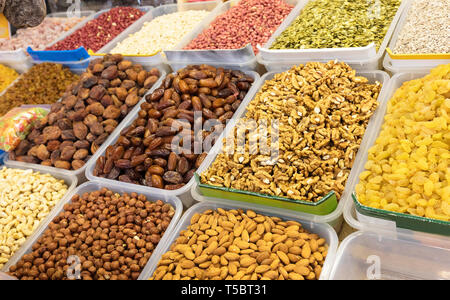 Zutaten für Gesunde vegetarische Kost sind Nüsse und getrocknete Früchte an den Schächten. Walnuss, pecannüsse, Mandeln, Haselnüsse, Datteln, Mandeln, Pinienkerne. Stockfoto