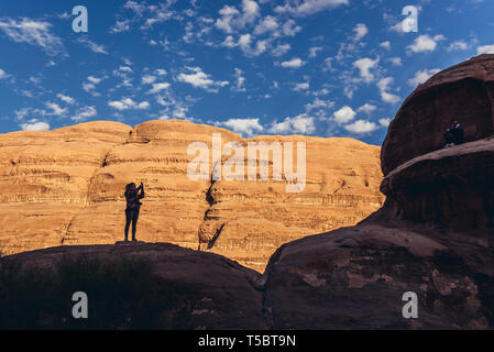 Touristische neben Jabal Umm Fruth Brücke in Wadi Rum Tal auch genannt Tal des Mondes in Jordanien Stockfoto