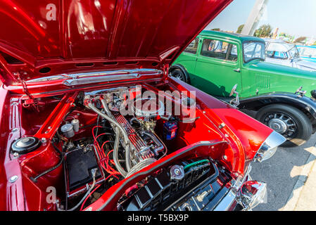 Maßgeschneiderter Motor des Ford Zephyr Oldtimers in Southend on Sea, Essex, an einem sonnigen Tag direkt am Meer. Chrom-Details. Autoshow Stockfoto