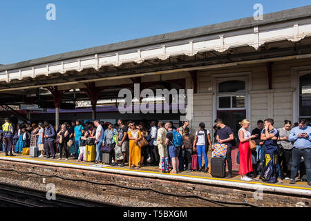 Jungfrau Bahn starten & beenden in Harrow & Wealdstone Station während der Osterferien Abschaltung von Euston Station Ursachen Überbelegung. Stockfoto