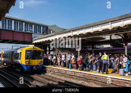 Jungfrau Bahn starten & beenden in Harrow & Wealdstone Station während der Osterferien Abschaltung von Euston Station Ursachen Überbelegung. Stockfoto