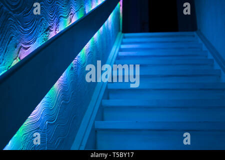 Treppe in düsteren blaues Licht gedimmt Stockfoto