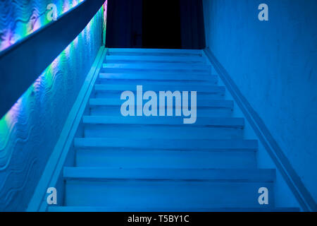 Treppe in düsteren blaues Licht gedimmt Stockfoto