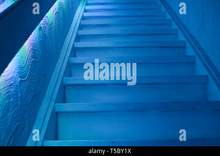 Treppe in düsteren blaues Licht gedimmt Stockfoto