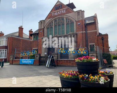 East Riding Theater in Beverley, East Riding von Yorkshire, ist eingerichtet und bereit für die Tour de Yorkshire zu feiern, wie es am 9. Mai 2019 führt Stockfoto