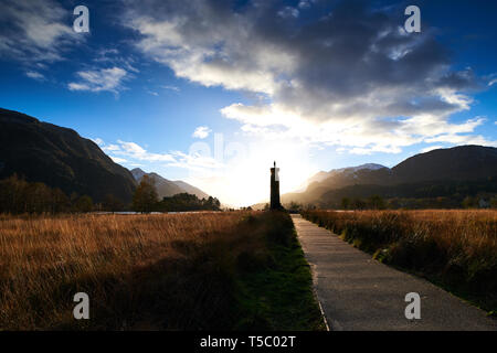 Die Sonne hinter den Glenfinnan Monument am Ufer des Loch Shiel, Schottland Stockfoto