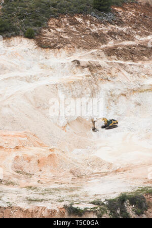 Sand und Kies, Dolomit Steinbruch, mit einem Kettenbagger bei der Ausgrabung der Anlage, Südspanien, Andalusien. Stockfoto