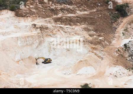 Sand und Kies, Dolomit Steinbruch, mit einem Kettenbagger bei der Ausgrabung der Anlage, Südspanien, Andalusien. Stockfoto