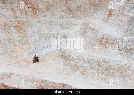 Sand und Kies, Dolomit Steinbruch, mit einem Kettenbagger bei der Ausgrabung der Anlage, Südspanien, Andalusien. Stockfoto